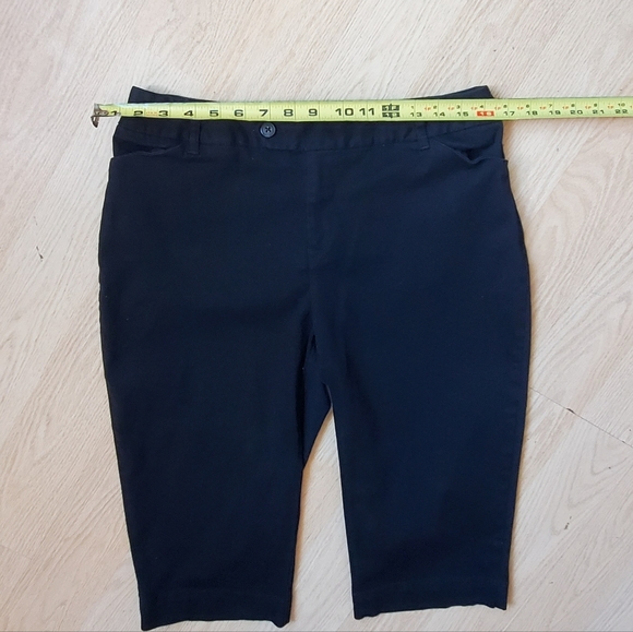 St John's Bay Woman's Petite Stretch  Capri Pants Size 12P - Picture 5 of 6